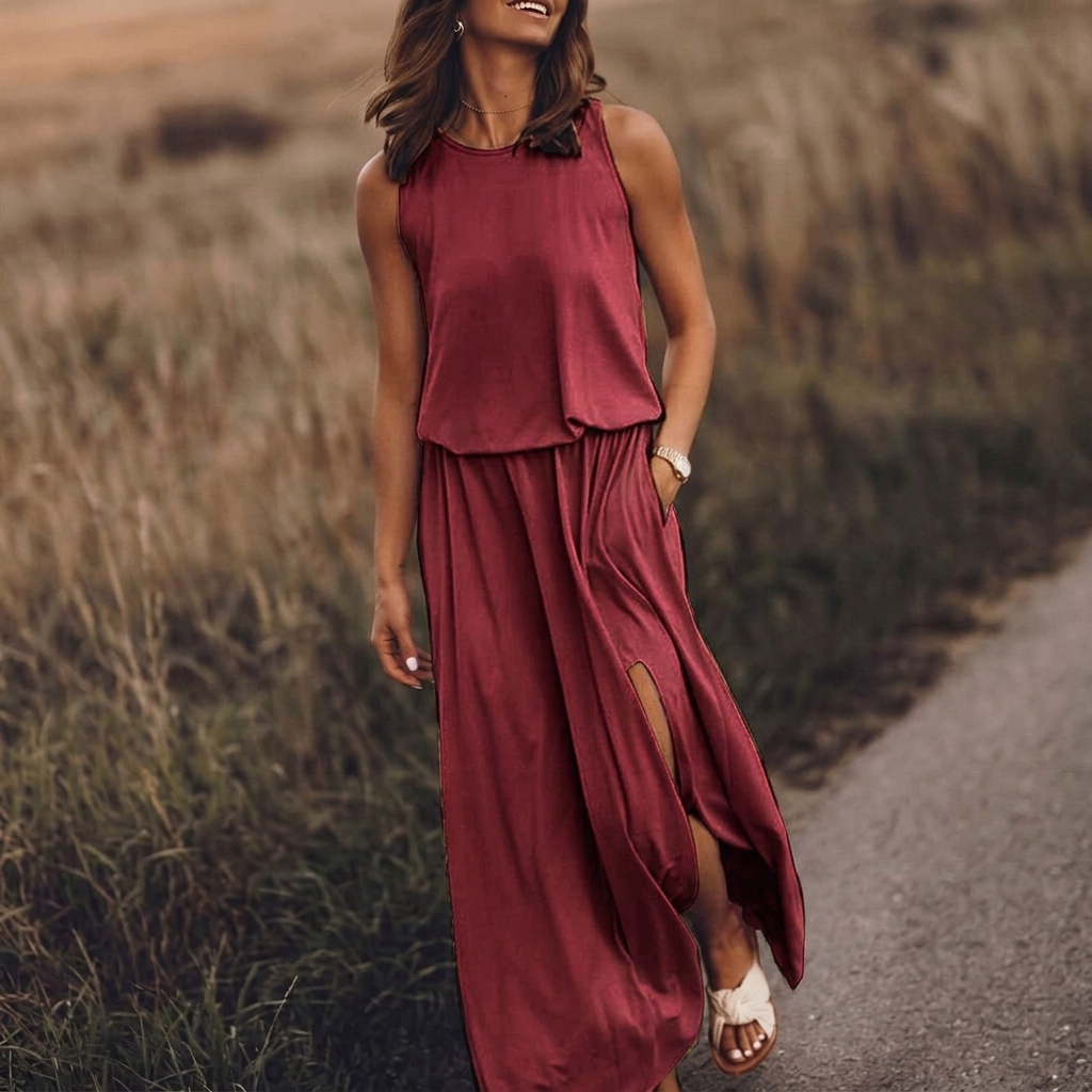 Vestito lungo rosso senza maniche con girocollo e spacco laterale sulla gonna