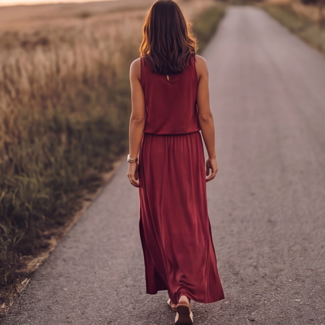 Retro del vestito lungo rosso senza maniche con vita arricciata e gonna ampia
