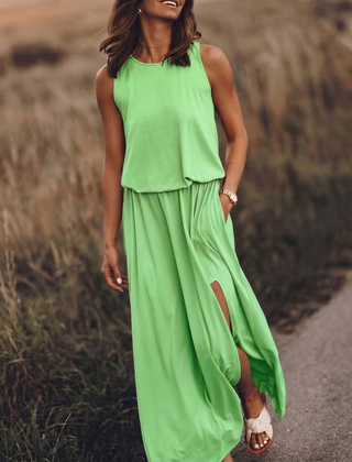 Vestito lungo verde chiaro senza maniche con vita arricciata e spacco laterale