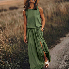 Vestito lungo verde senza maniche con vita arricciata e spacco laterale
