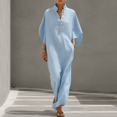 Vestito lungo azzurro oversize con collo coreano, bottoni chiari e maniche ampie