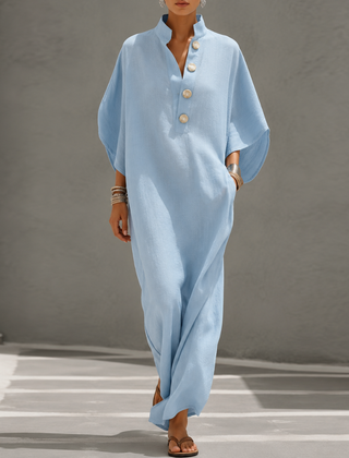 Vestito lungo azzurro oversize con collo coreano, bottoni chiari e maniche ampie