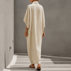 Retro del vestito lungo beige con linea ampia e cucitura centrale sulla schiena