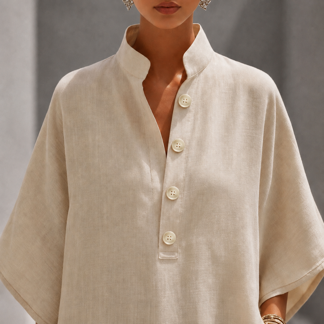 Dettaglio del collo coreano beige con quattro bottoni tondi e scollo a V