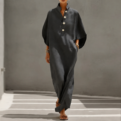 Vestito lungo grigio scuro dalla linea fluida con collo alto e bottoni chiari