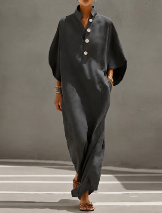 Vestito lungo grigio scuro dalla linea fluida con collo alto e bottoni chiari