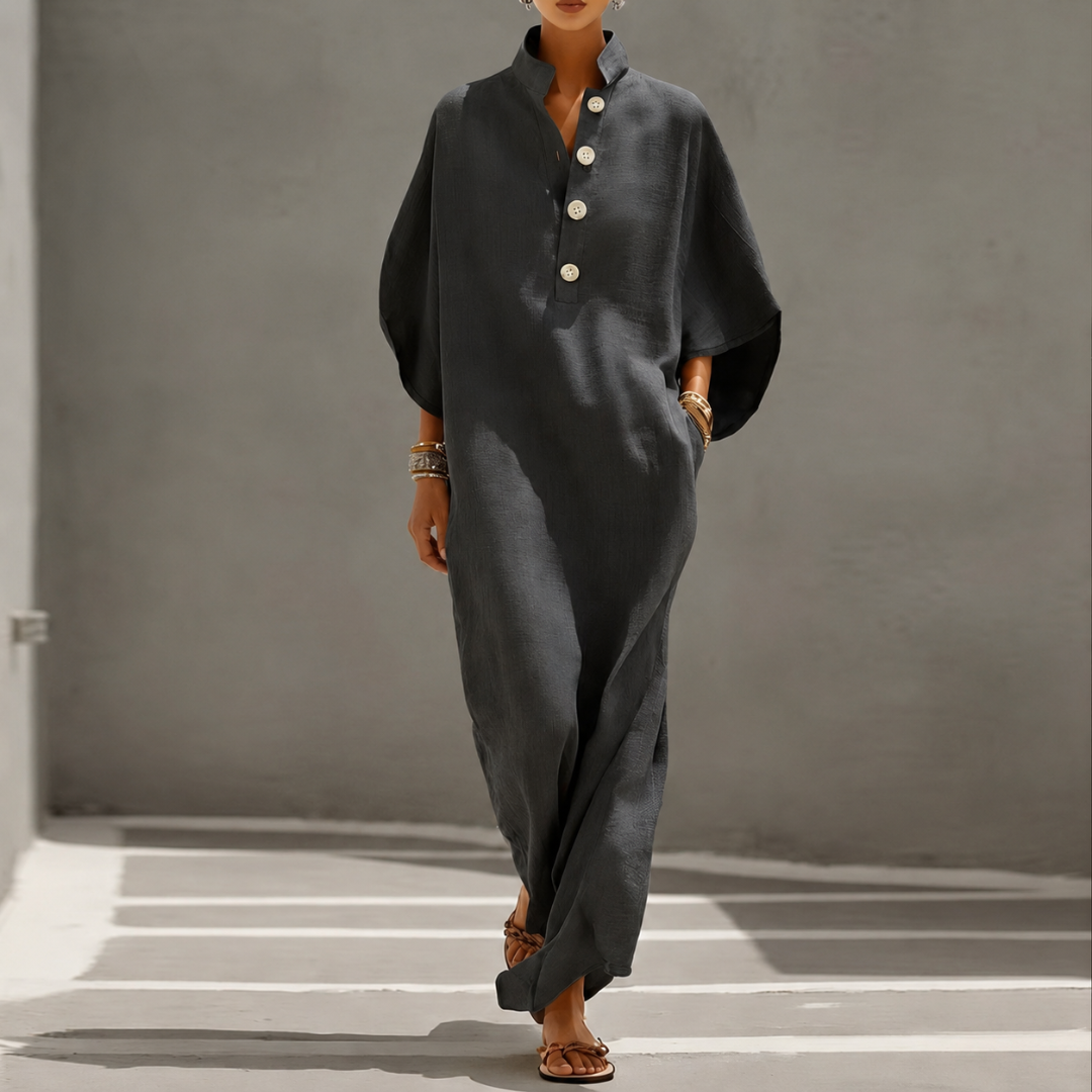 Vestito lungo grigio scuro dalla linea fluida con collo alto e bottoni chiari