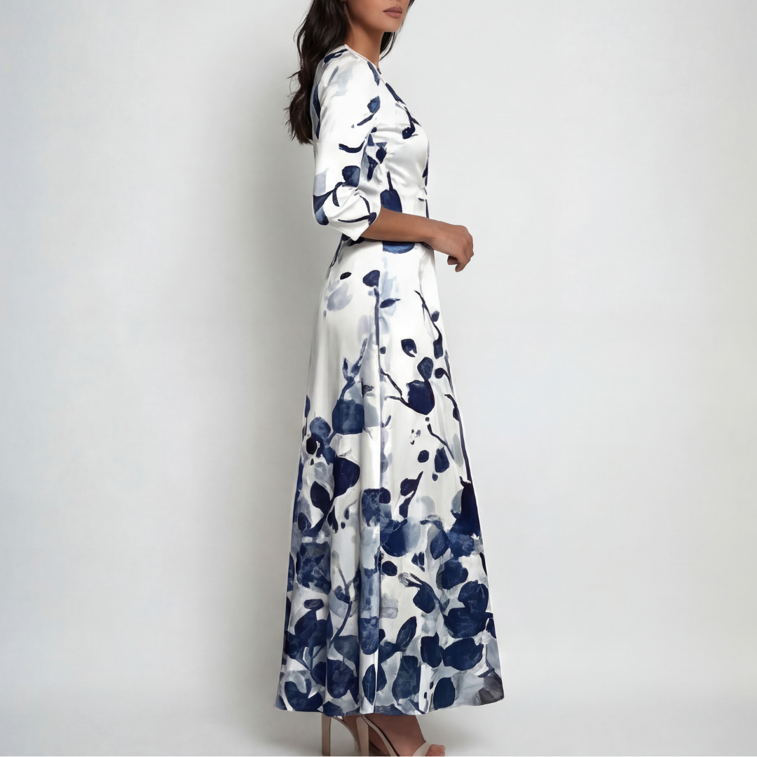 Vestito bianco e blu di profilo con gonna lunga svasata e maniche a tre quarti