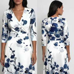 Fronte e retro del vestito bianco e blu con corpetto drappeggiato e fascia in vita