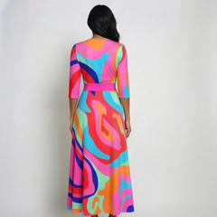 Retro del vestito lungo multicolore con cintura rosa e ampia gonna stampata