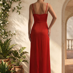 Retro del vestito lungo rosso con spalline sottili regolabili e schiena scoperta