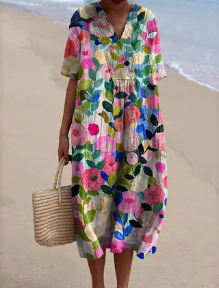 Vestito midi donna rosa con fiori dipinti e scollo a V in spiaggia