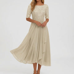 Vestito midi beige elegante con gonna ampia e orlo leggermente asimmetrico