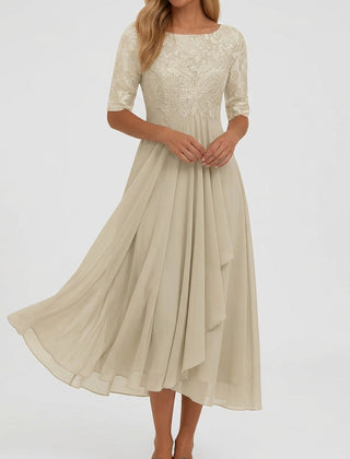 Vestito midi beige elegante con gonna ampia e orlo leggermente asimmetrico