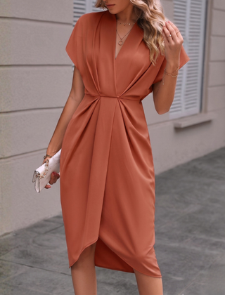 Vestito midi corallo con scollo a V e pieghe morbide sui fianchi