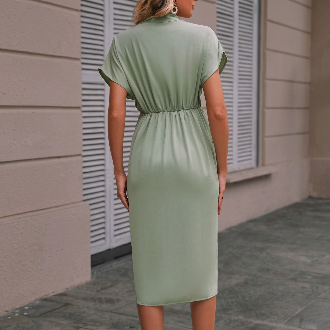 Retro del vestito midi verde chiaro con vita elasticizzata e maniche corte