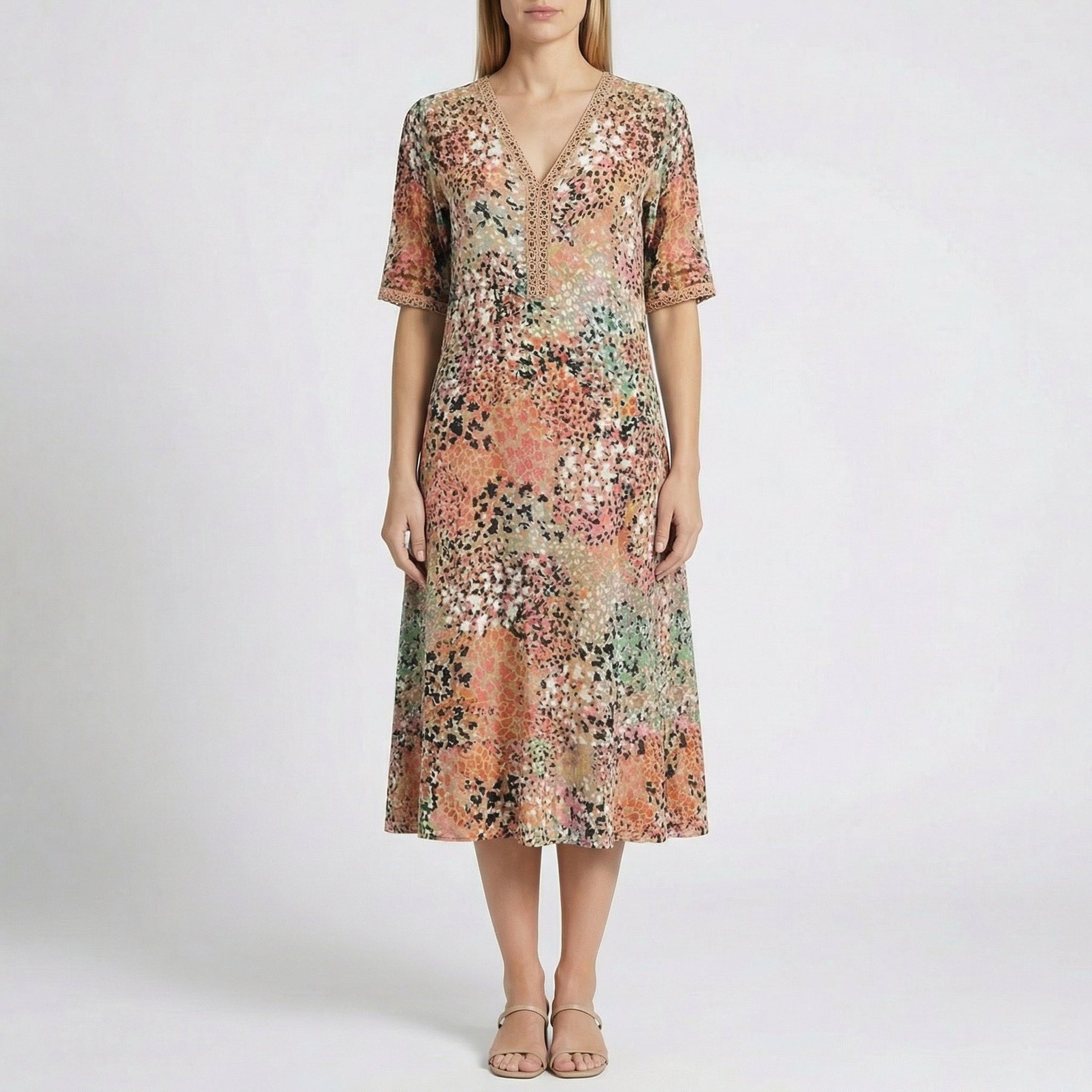 Vestito midi beige con fantasia sfumata sui toni pesca e gonna morbida