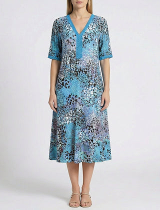 Vestito midi blu stampato con maniche corte rifinite da bordo traforato a contrasto