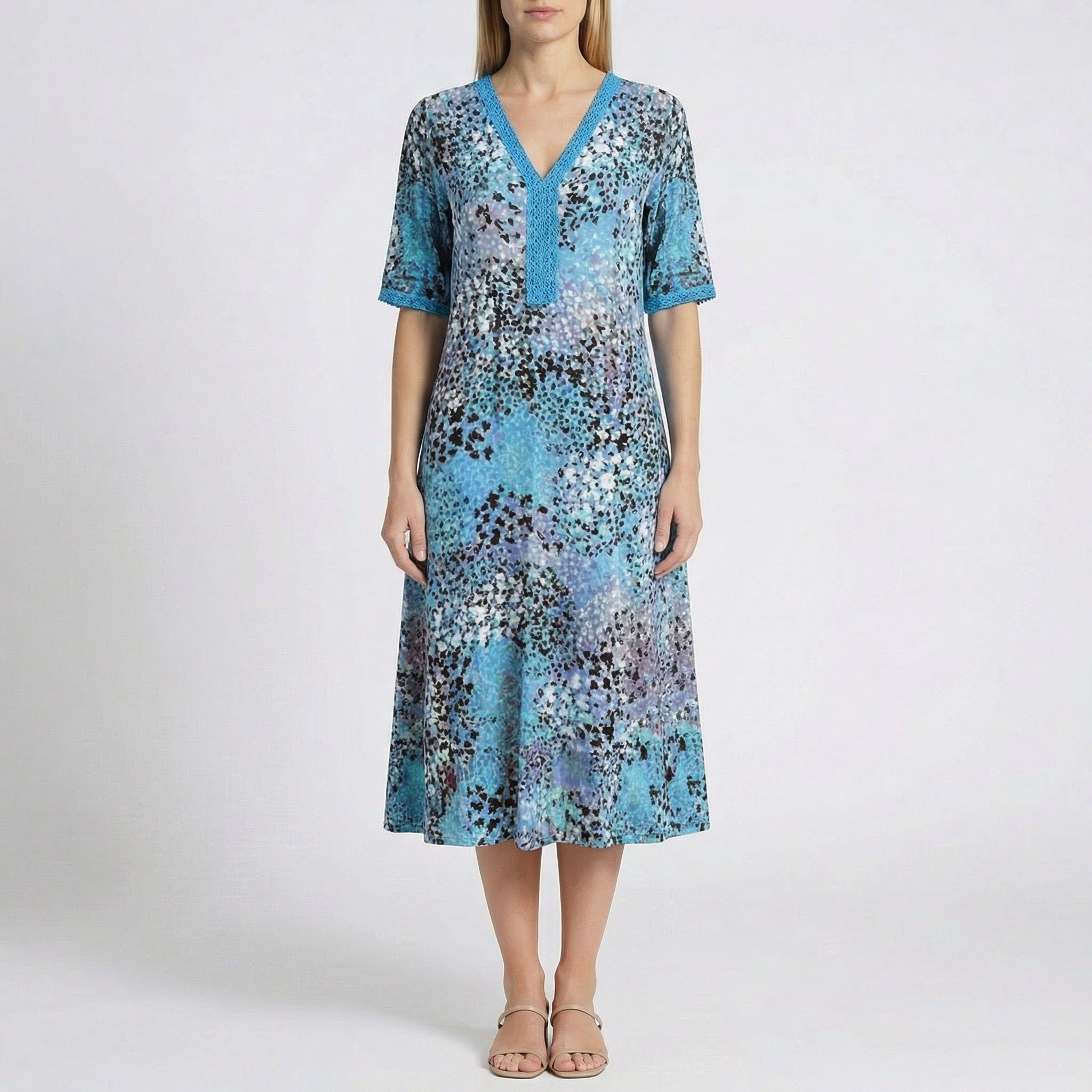 Vestito midi blu stampato con maniche corte rifinite da bordo traforato a contrasto