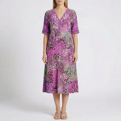 Vestito midi viola a stampa maculata con linea svasata e scollo a V