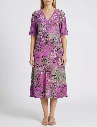 Vestito midi viola a stampa maculata con linea svasata e scollo a V