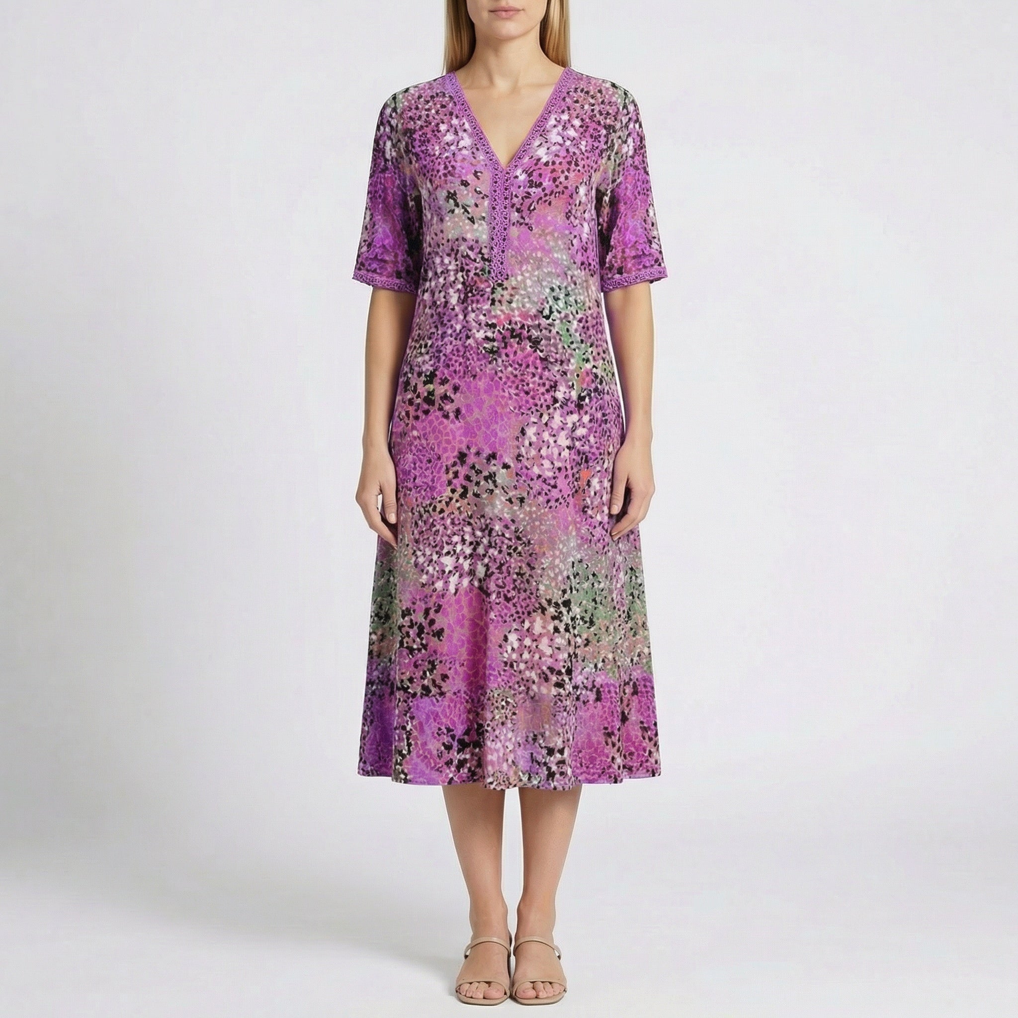 Vestito midi viola a stampa maculata con linea svasata e scollo a V